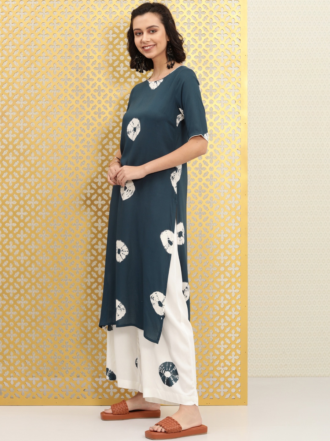 

Ode by House of Pataudi Women Teal Blue Printed Straight Rozana Kurta with Palazzos