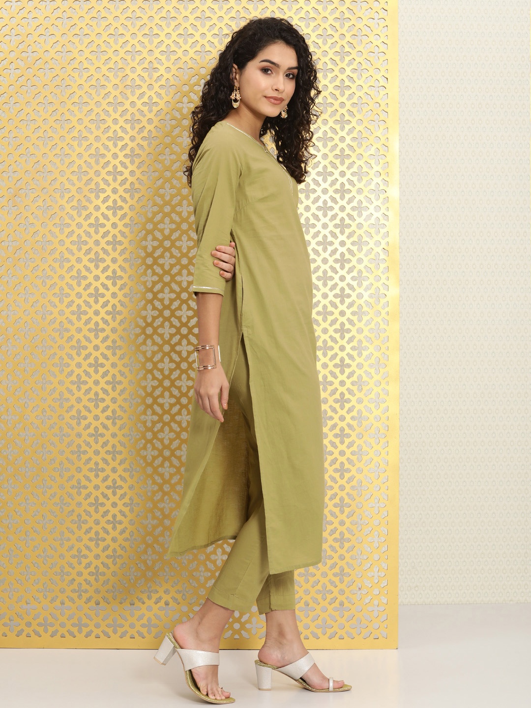 

Ode by House of Pataudi Women Olive Green Gotta Patti Pure Cotton Kurta with Trousers