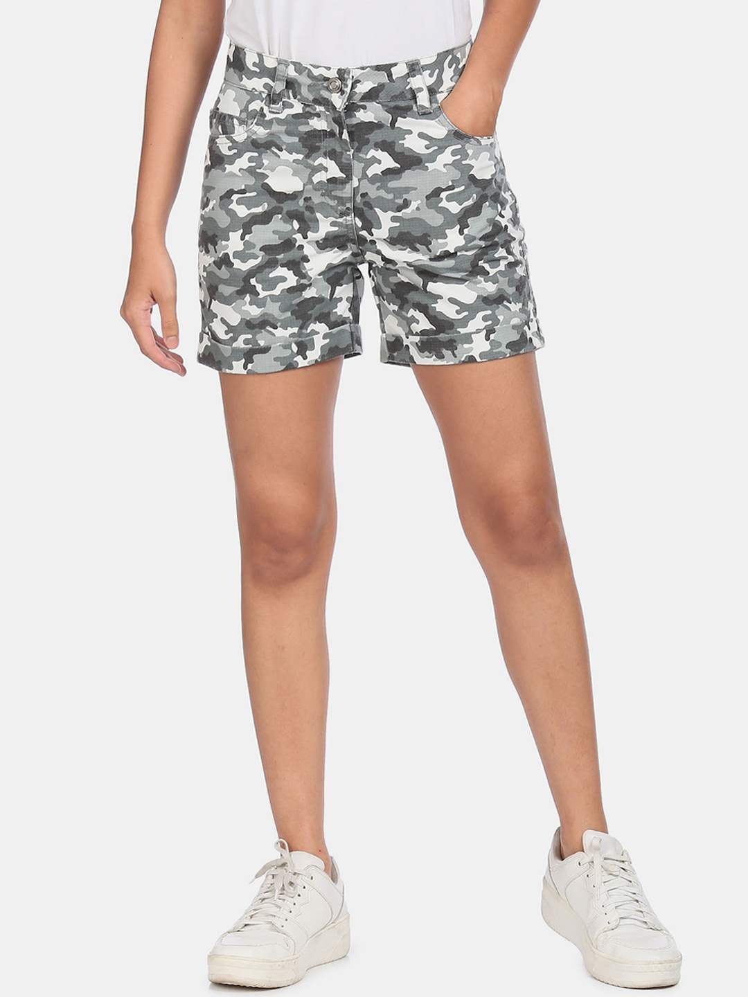 

Sugr Women Grey Mid Rise Camo Print Shorts