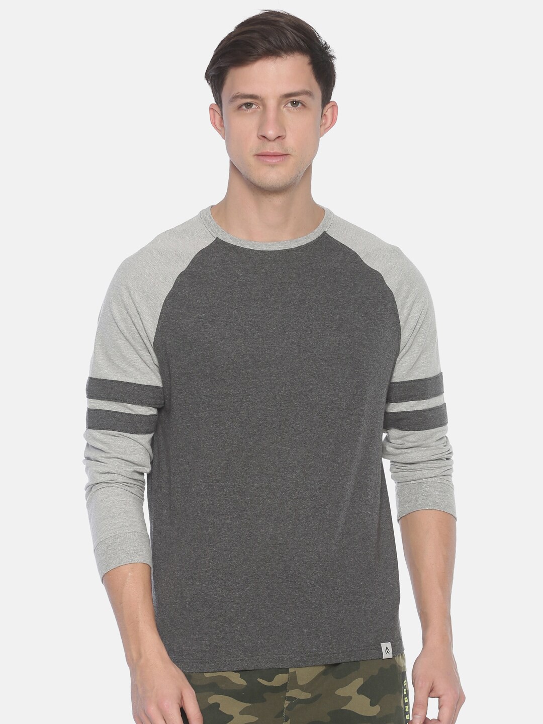 

Steenbok Men Grey Melange Colourblocked Applique T-shirt