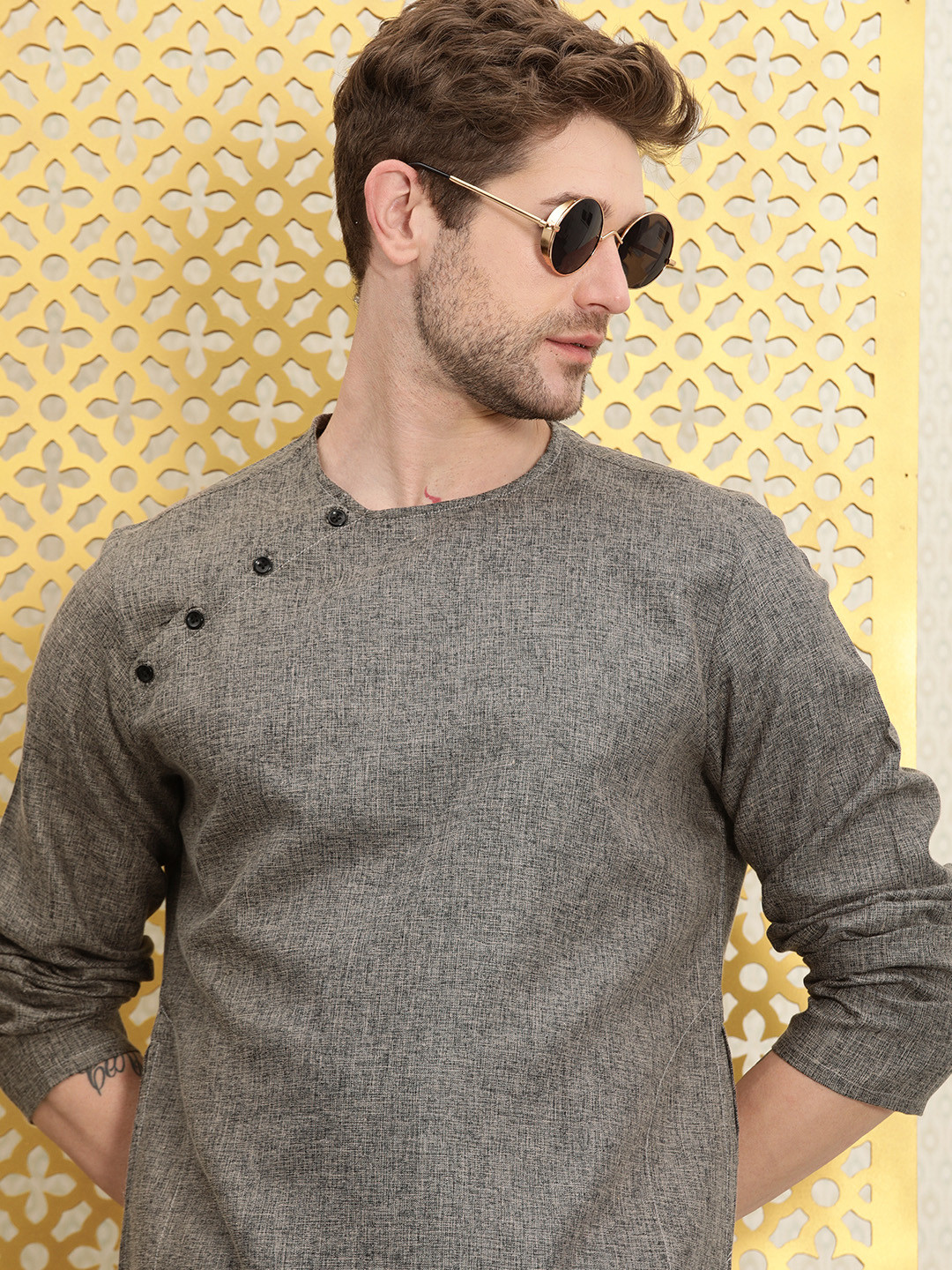 

Ode by House of Pataudi Men Grey Melange Solid Round-Neck Angrakha Rozana Kurta