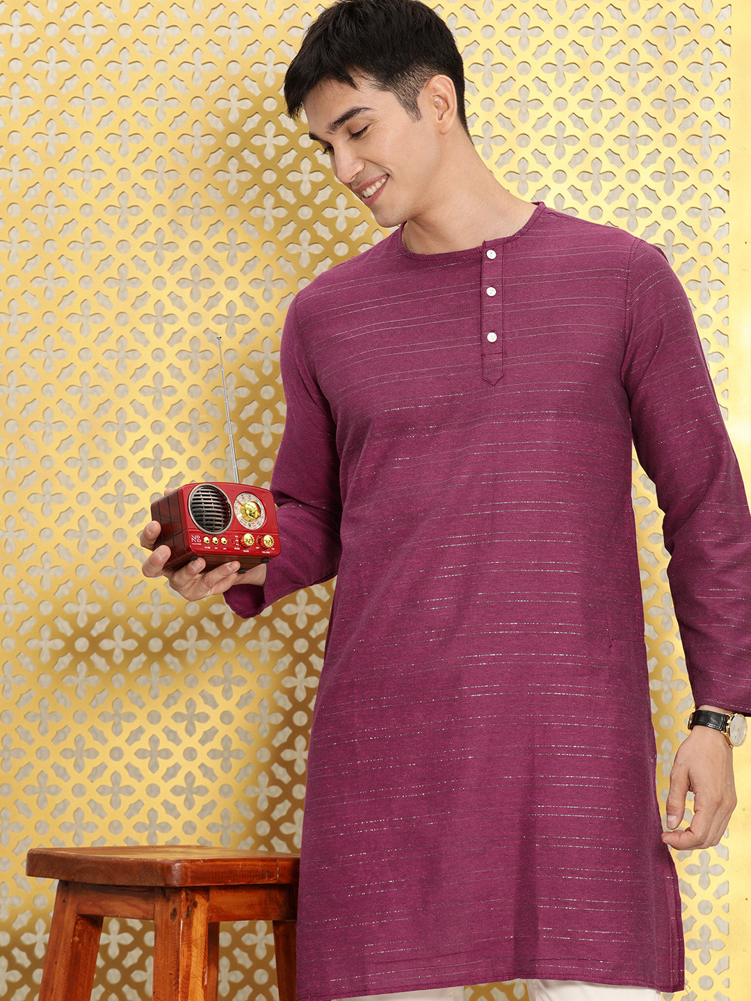 

Ode by House of Pataudi Men Magenta & Silver-Toned Striped Kurta