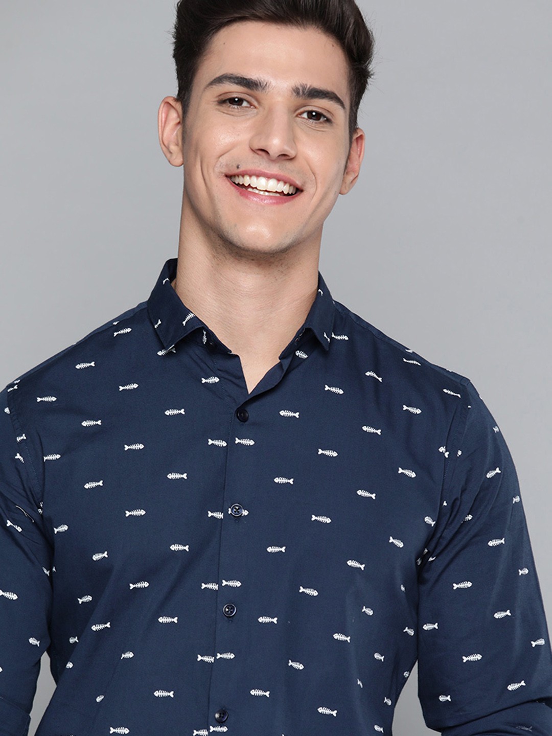 

Mast & Harbour Men Navy Blue & White Pure Cotton Printed Casual Shirt