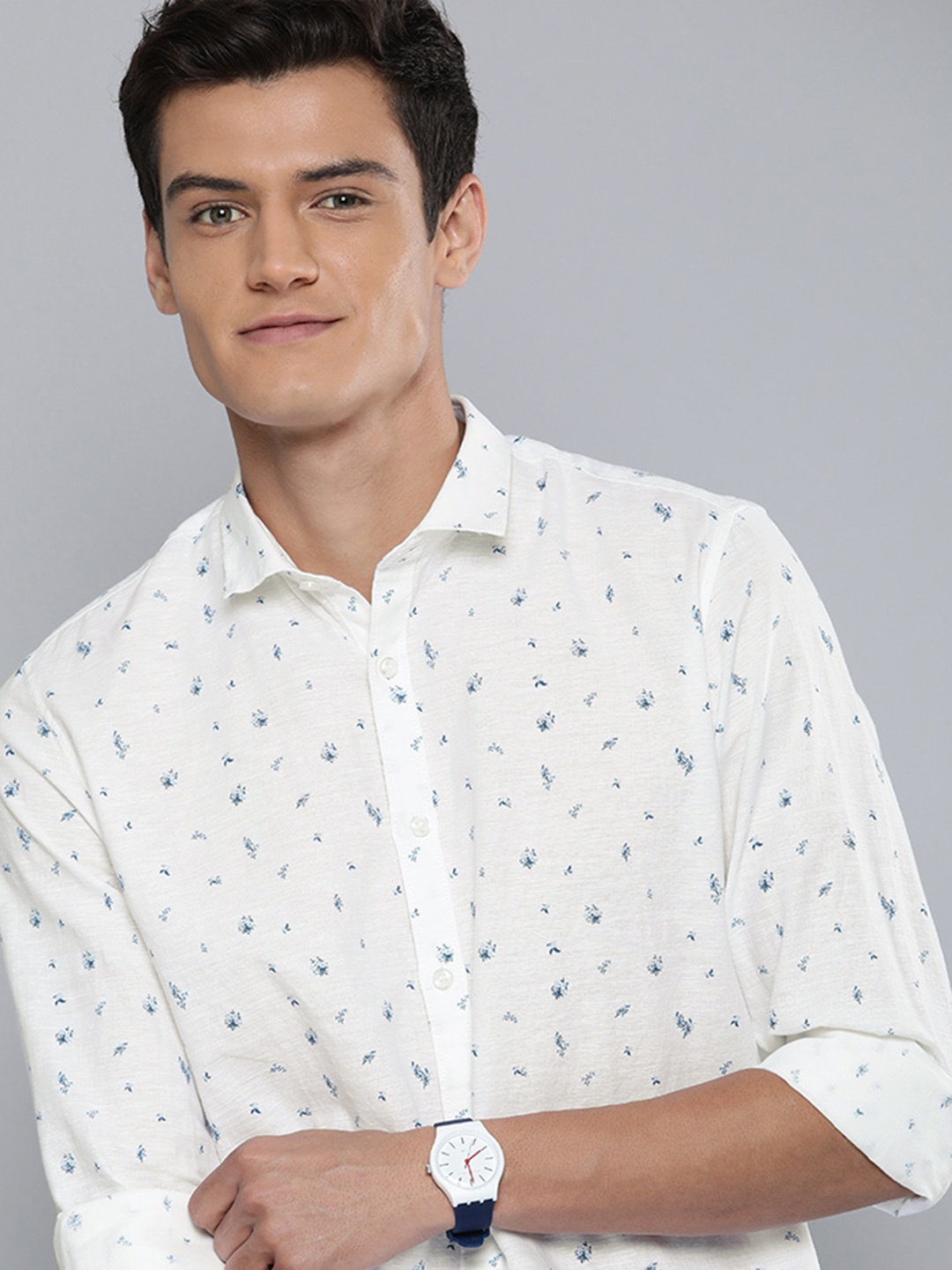 

Mast & Harbour Men White & Blue Printed Pure Cotton Shirt