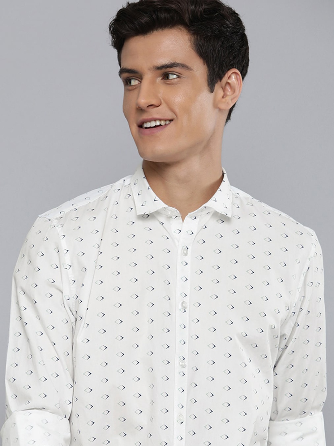 

Mast & Harbour Men White & Blue Printed Pure Cotton Casual Shirt