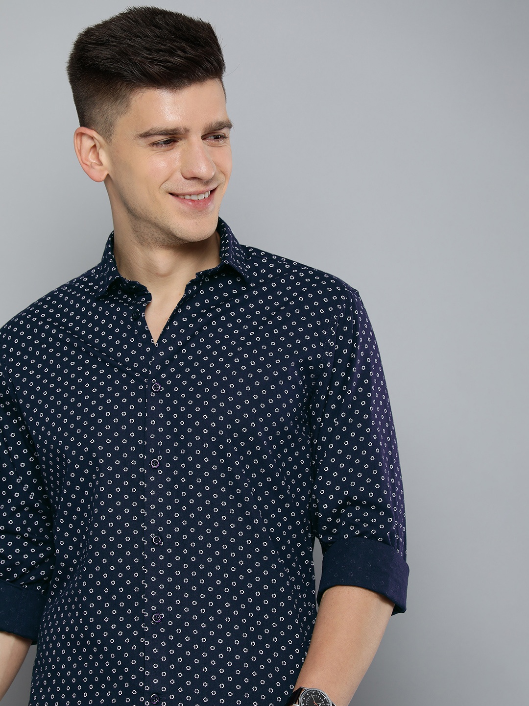 

Mast & Harbour Men Navy Blue & White Slim Fit Printed Pure Cotton Casual Shirt