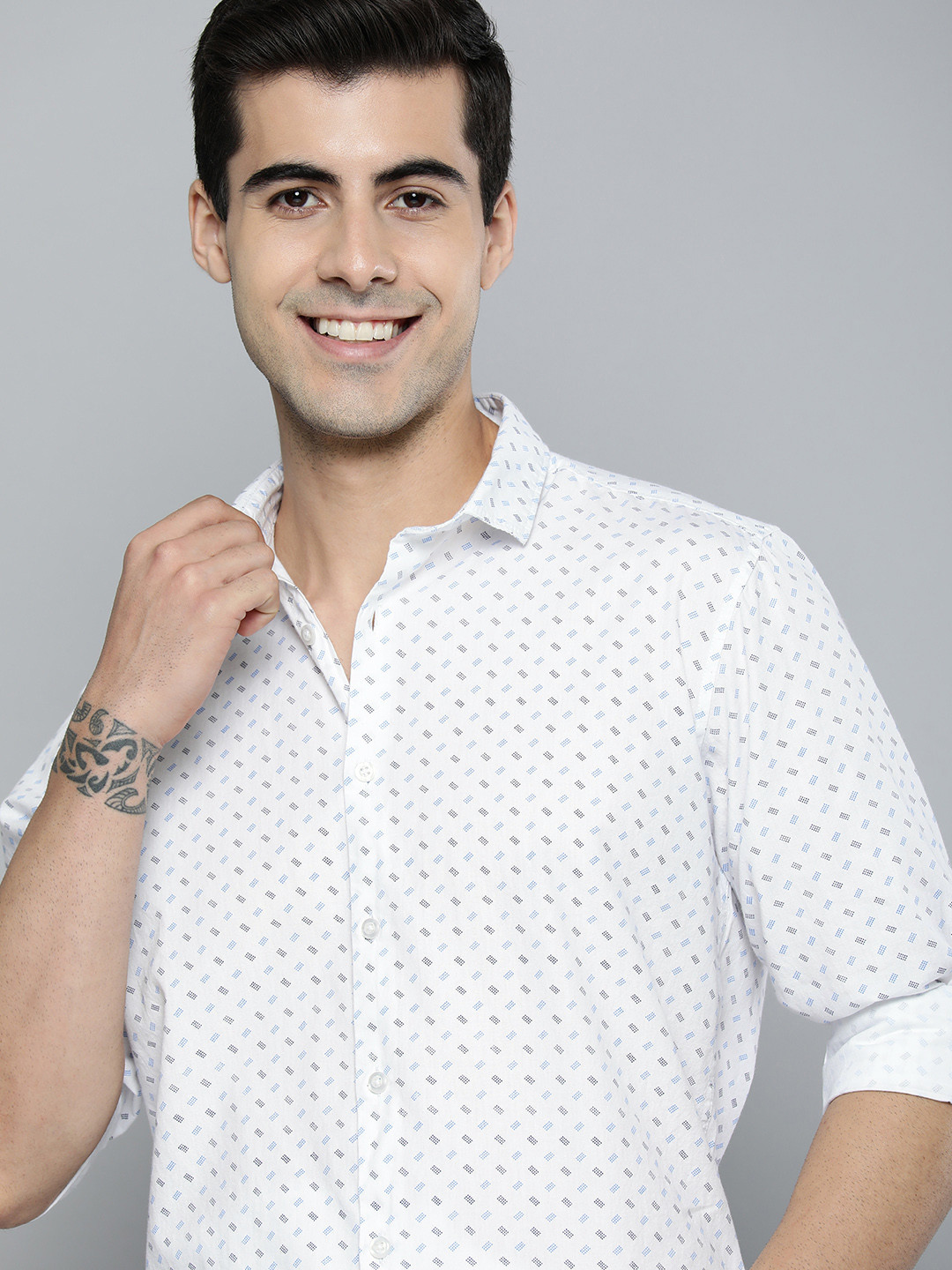 

Mast & Harbour Men White & Blue Slim Fit Printed Pure Cotton Casual Shirt