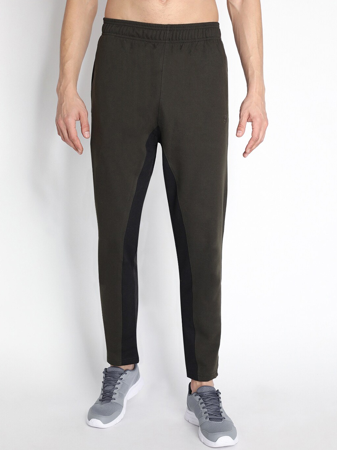 

CHKOKKO Men Olive-Green Solid Track Pant