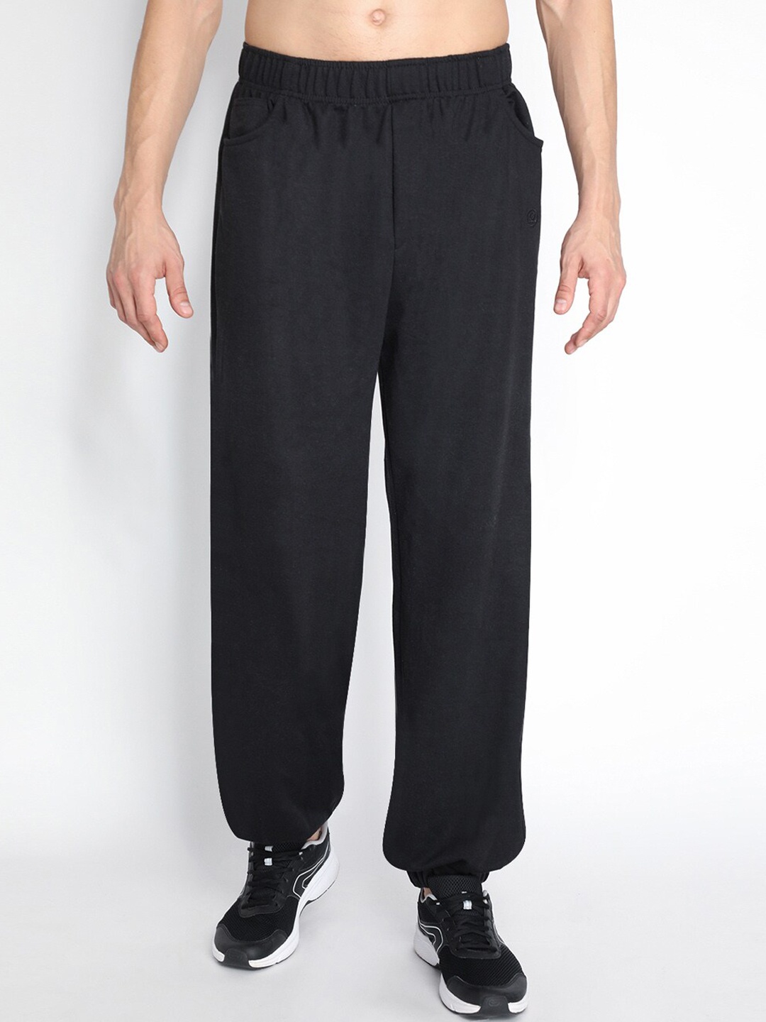 

CHKOKKO Men Black Solid Relaxed-Fit Joggers