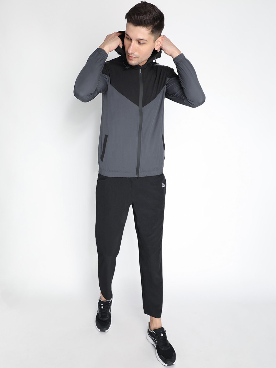 

Chkokko Men Black & Grey Colourblocked Hooded Tracksuit