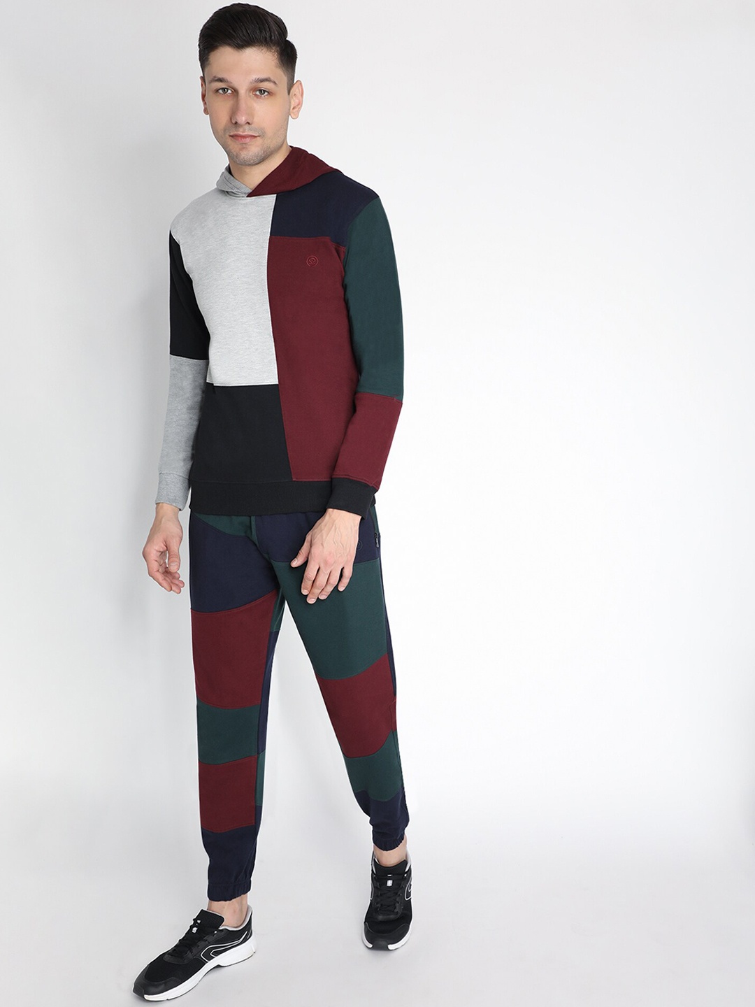 

Chkokko Men Maroon & Black Colourblocked Tracksuit