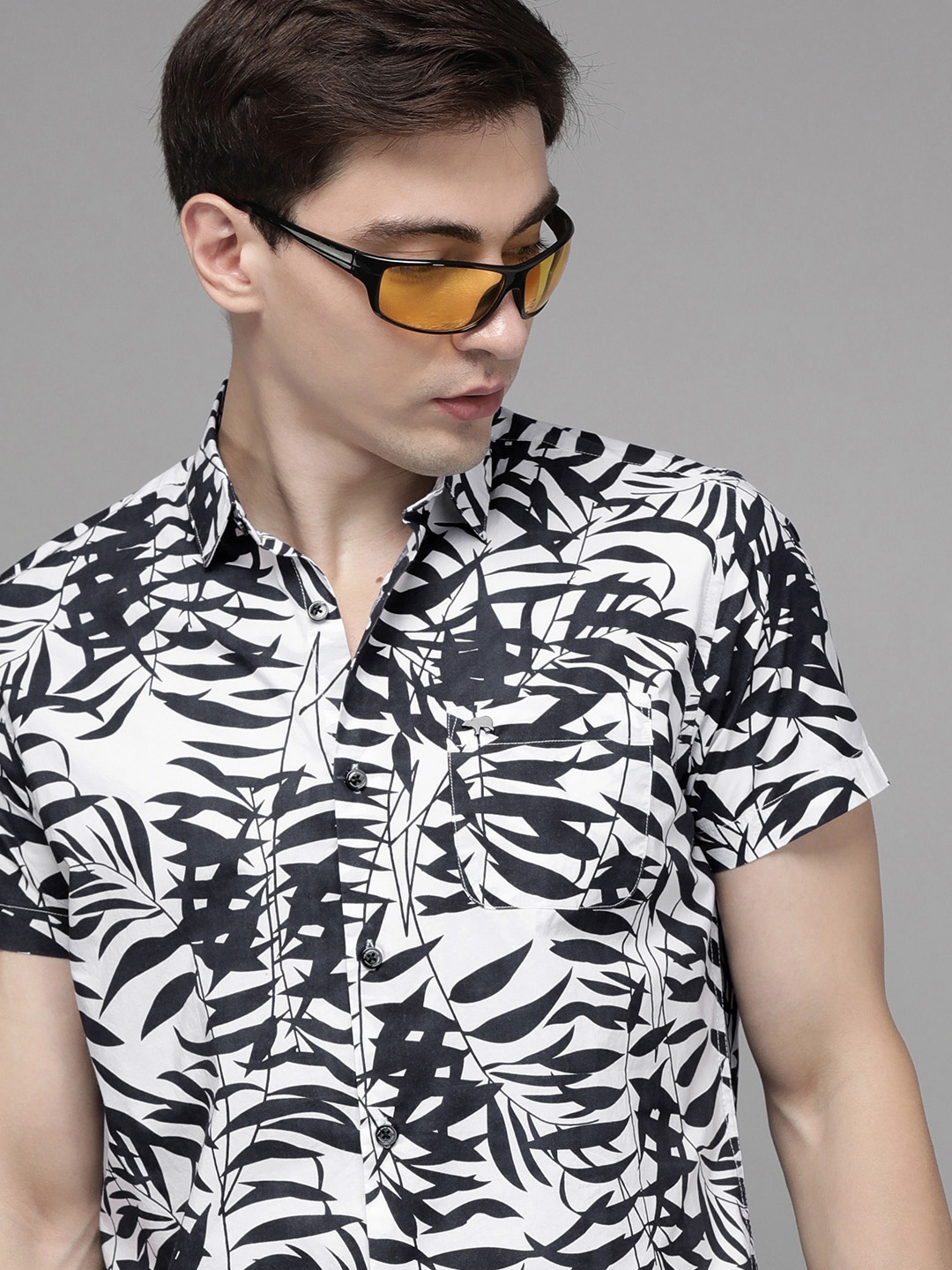 

THE BEAR HOUSE Men Black Slim Fit Print Pure Cotton Resort Wear Shirt