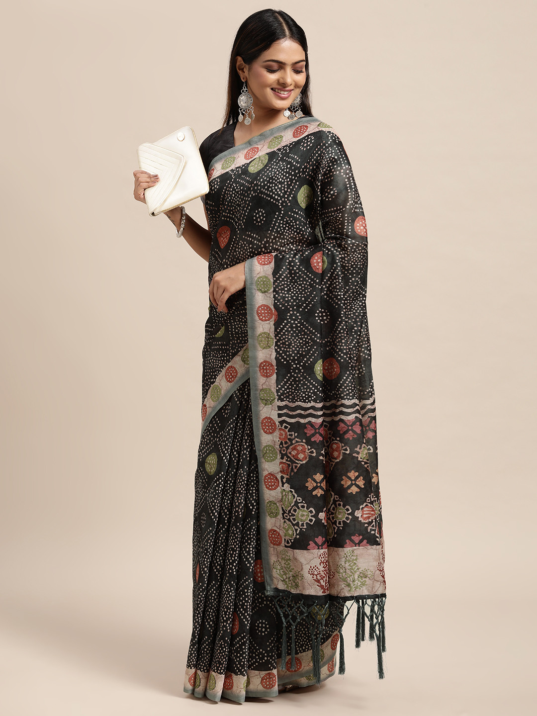 

Janasya Black & White Bagru Printed Saree