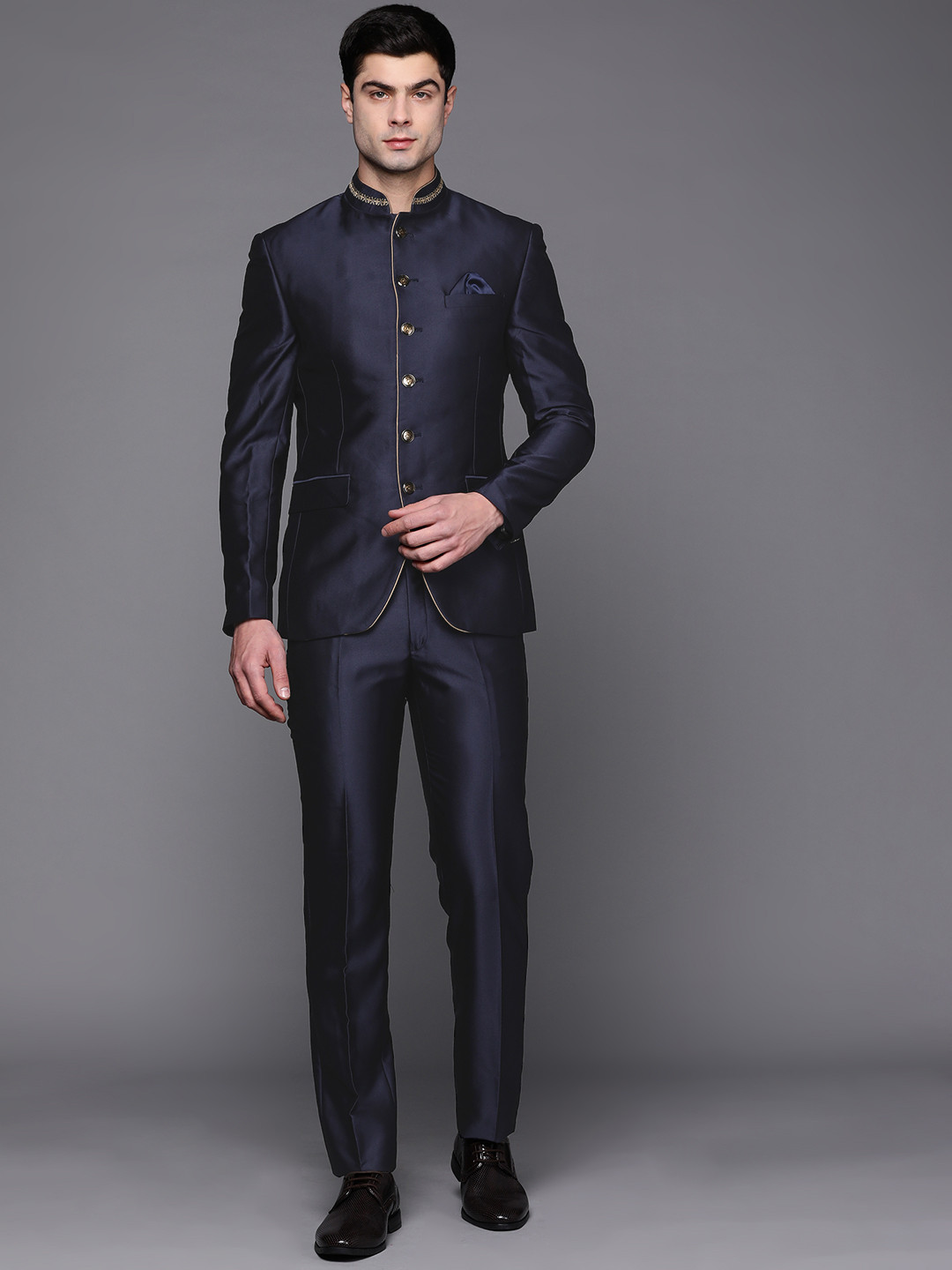 

Manu Men Navy Blue Solid Single-Breasted Self Design Bandhgala Suit and Pant Set