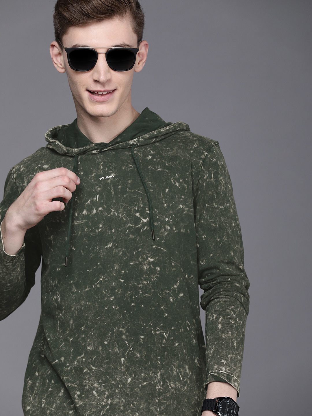 

Voi Jeans Men Green Dyed Hooded Regular Sleeves Cotton Regular Fit T-shirt