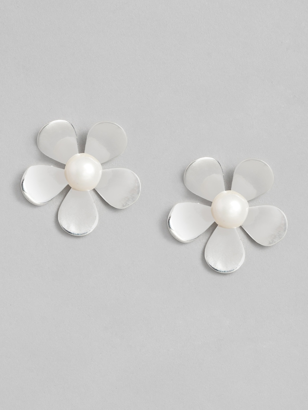 

EL REGALO Silver-Toned & White Small Flower Pearl Studs Earrings