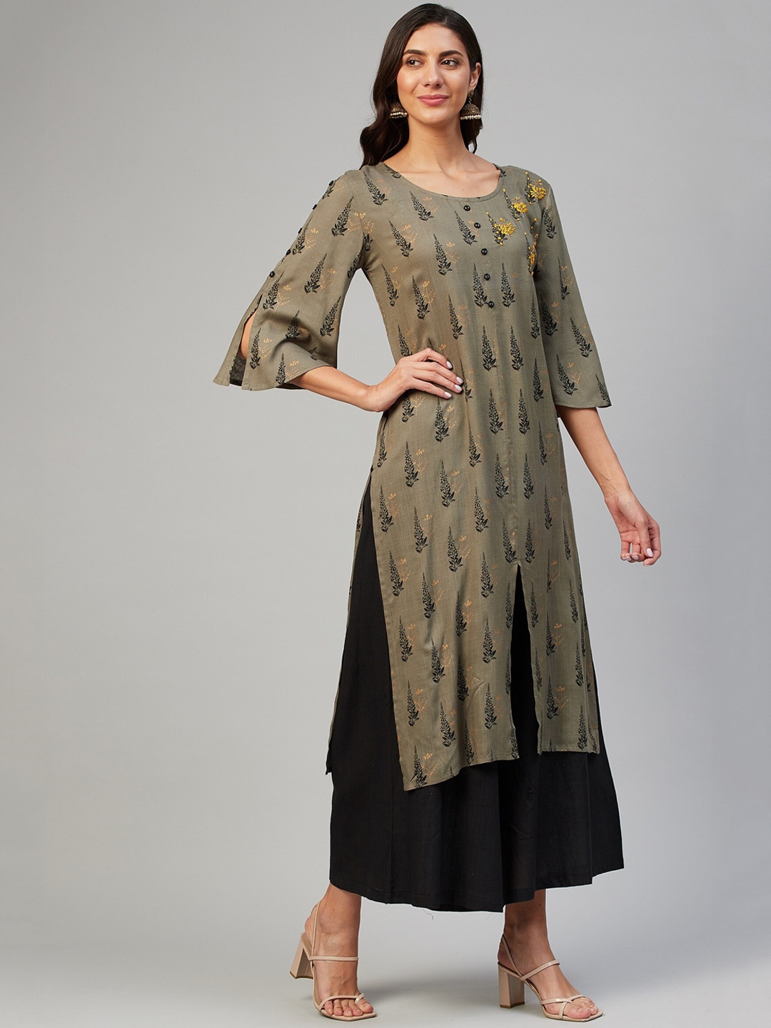 

VAABASTA Women Grey & Black Floral Printed Layered Kurta with Palazzos