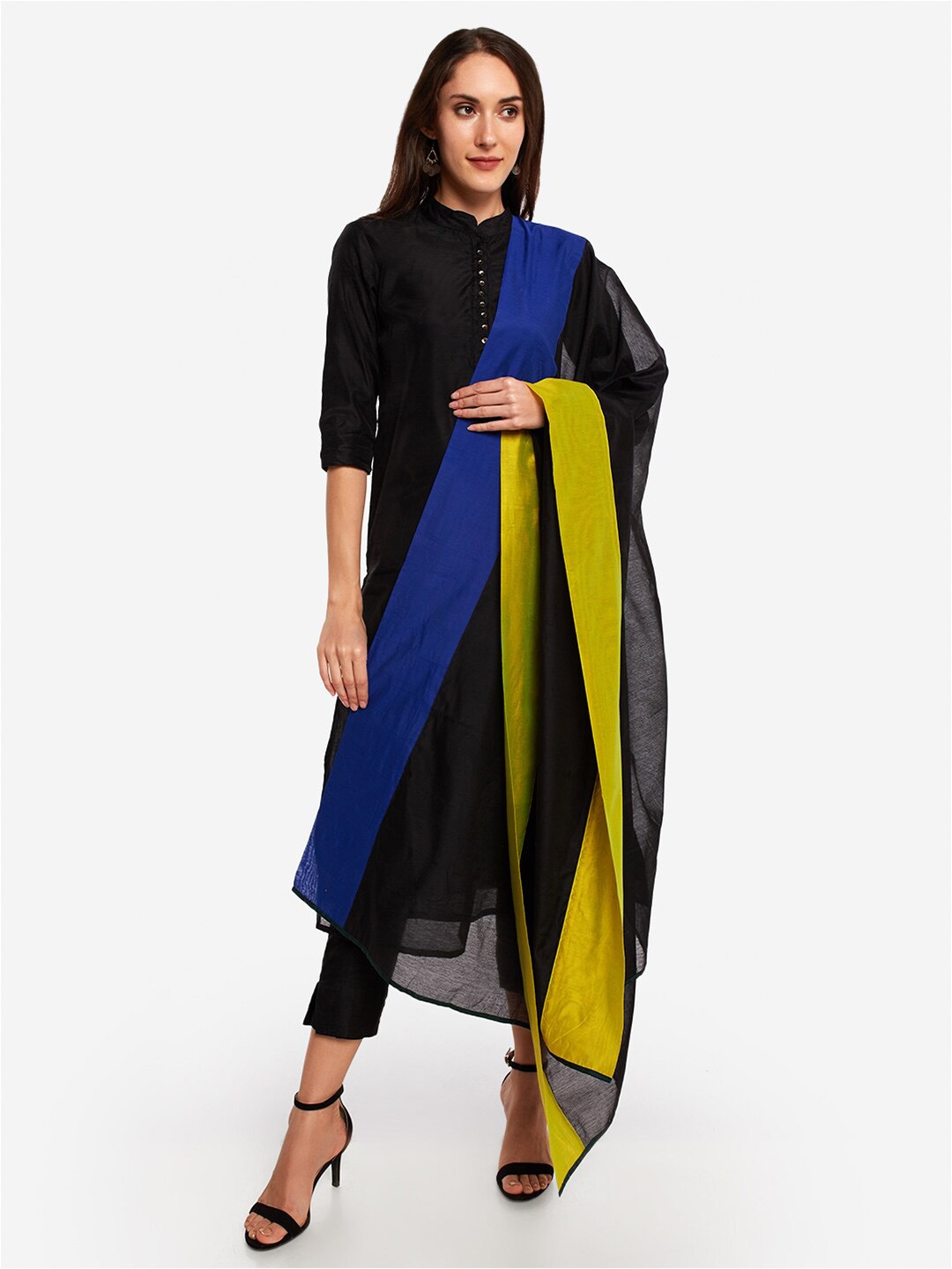 

Desi Weavess Women Black & Blue Colourblocked Art Silk Dupatta