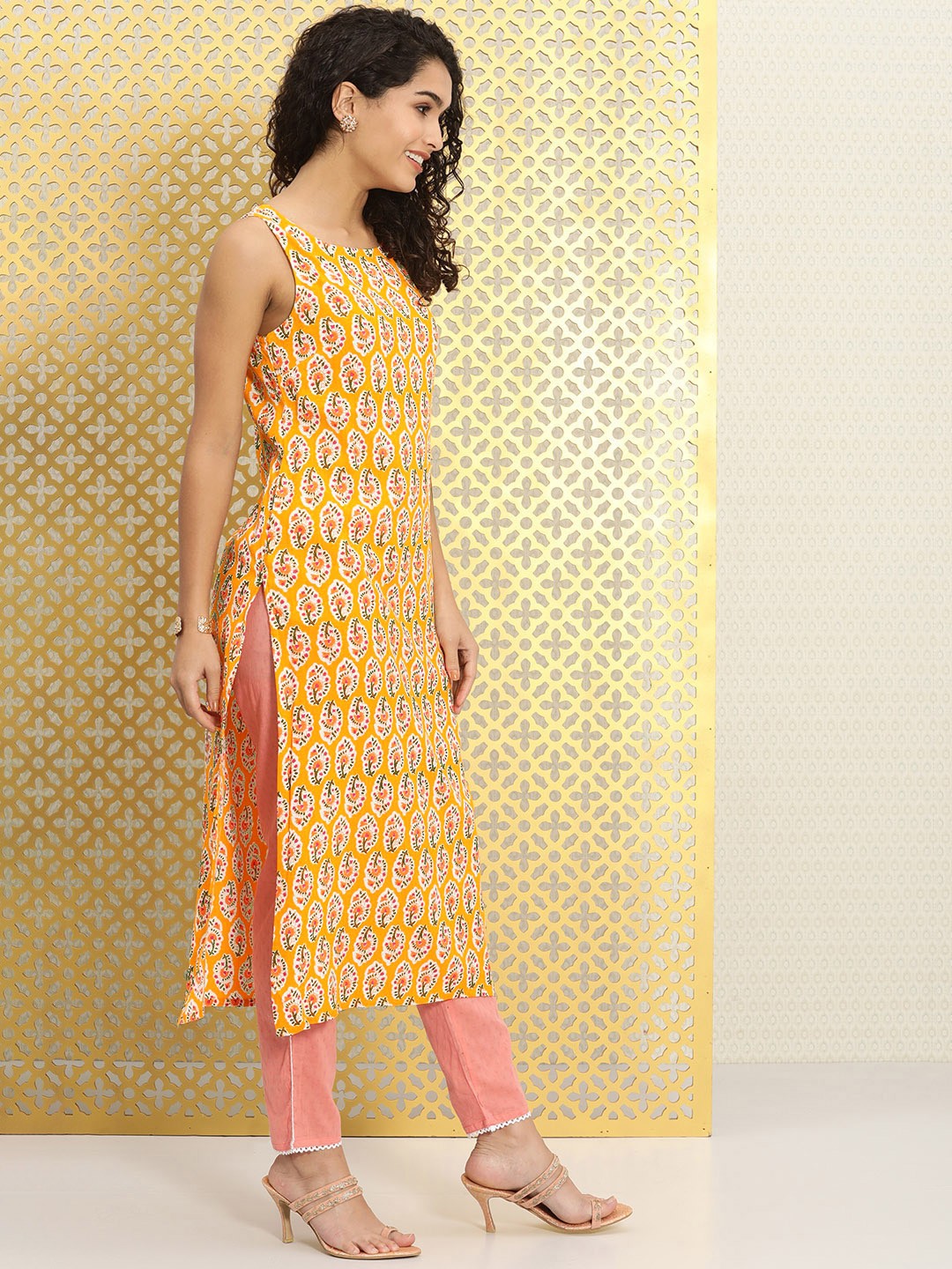 

Ode by House of Pataudi Women Yellow Floral Printed Rozana Straight Kurta