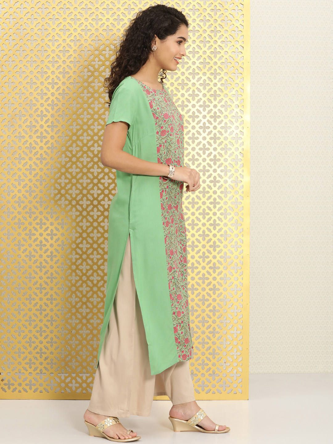 

Ode by House of Pataudi Women Green & Pink Floral Printed regular Kurta
