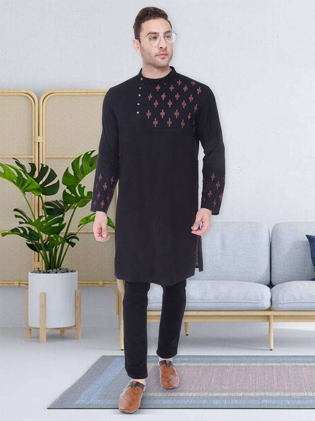 

Kuons Avenue Men Black & charleston green Thread Work Kurta