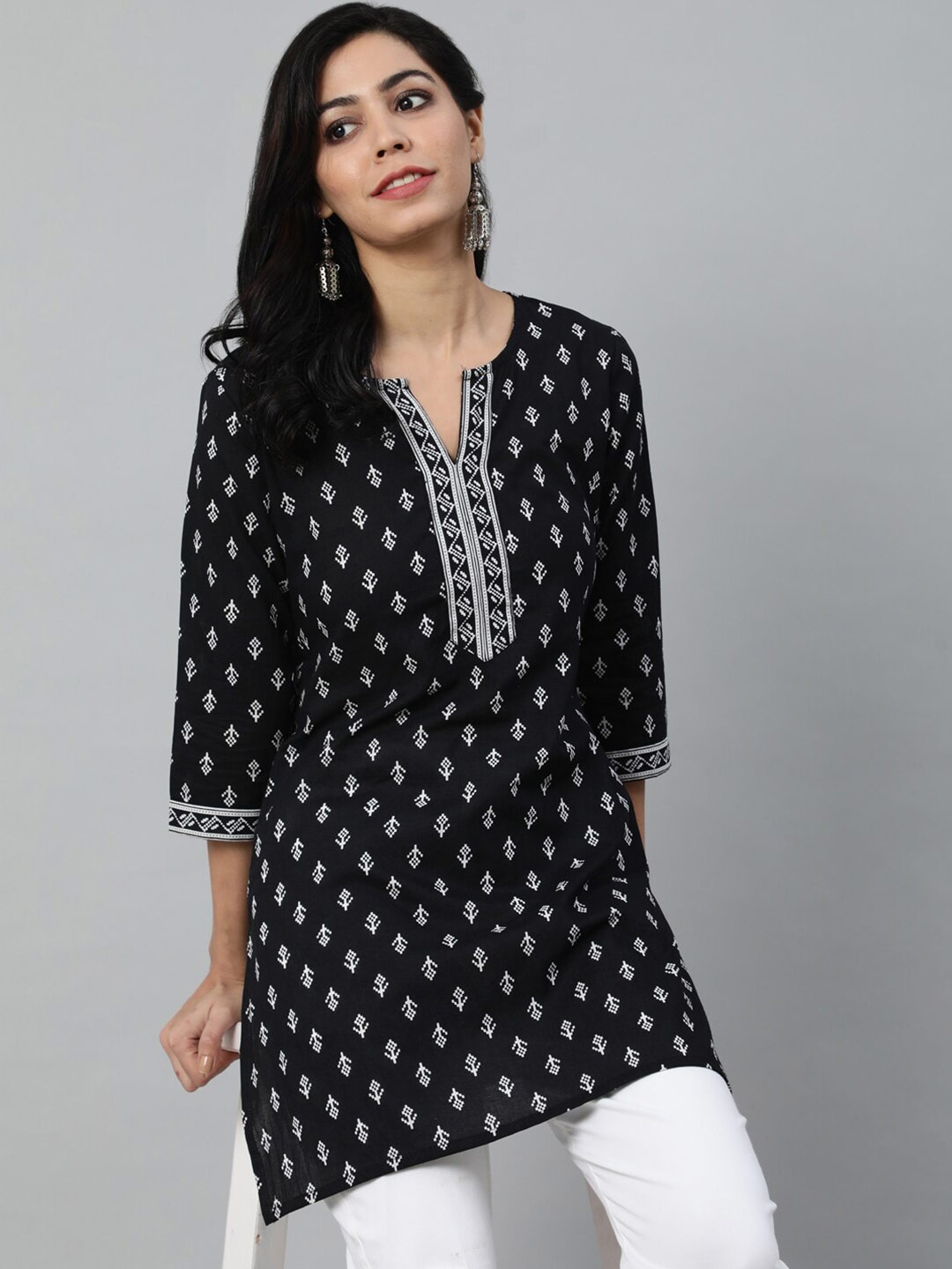 

Nayo Black & White Printed Cotton Kurti