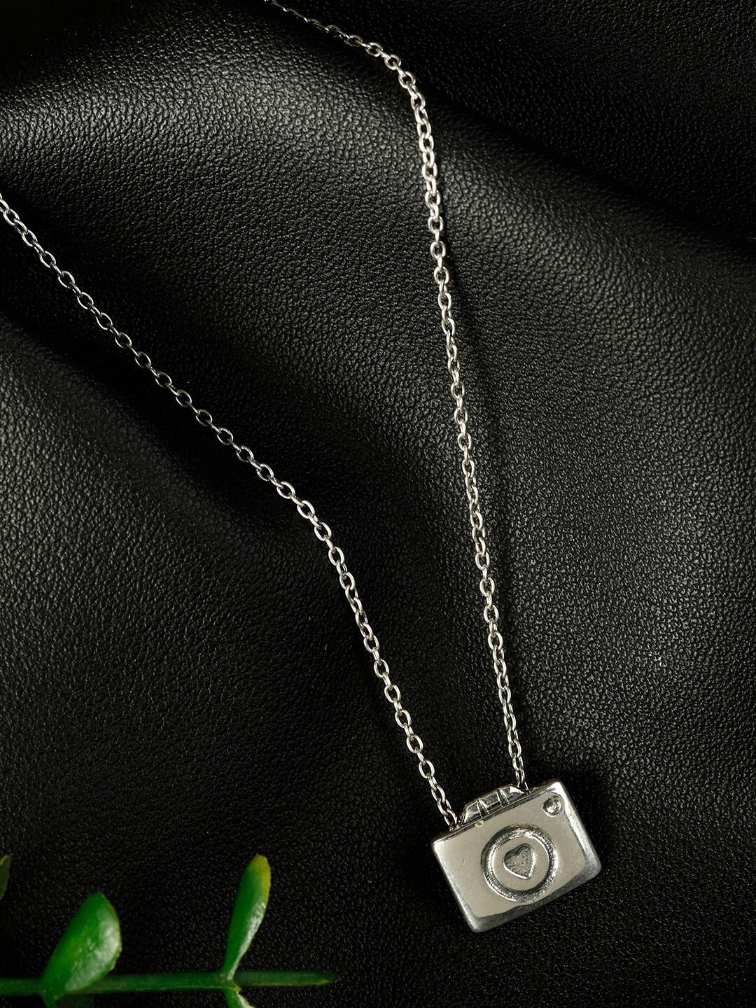 

GIVA 925 Sterling Silver Oxidised Hearts Camera Necklace