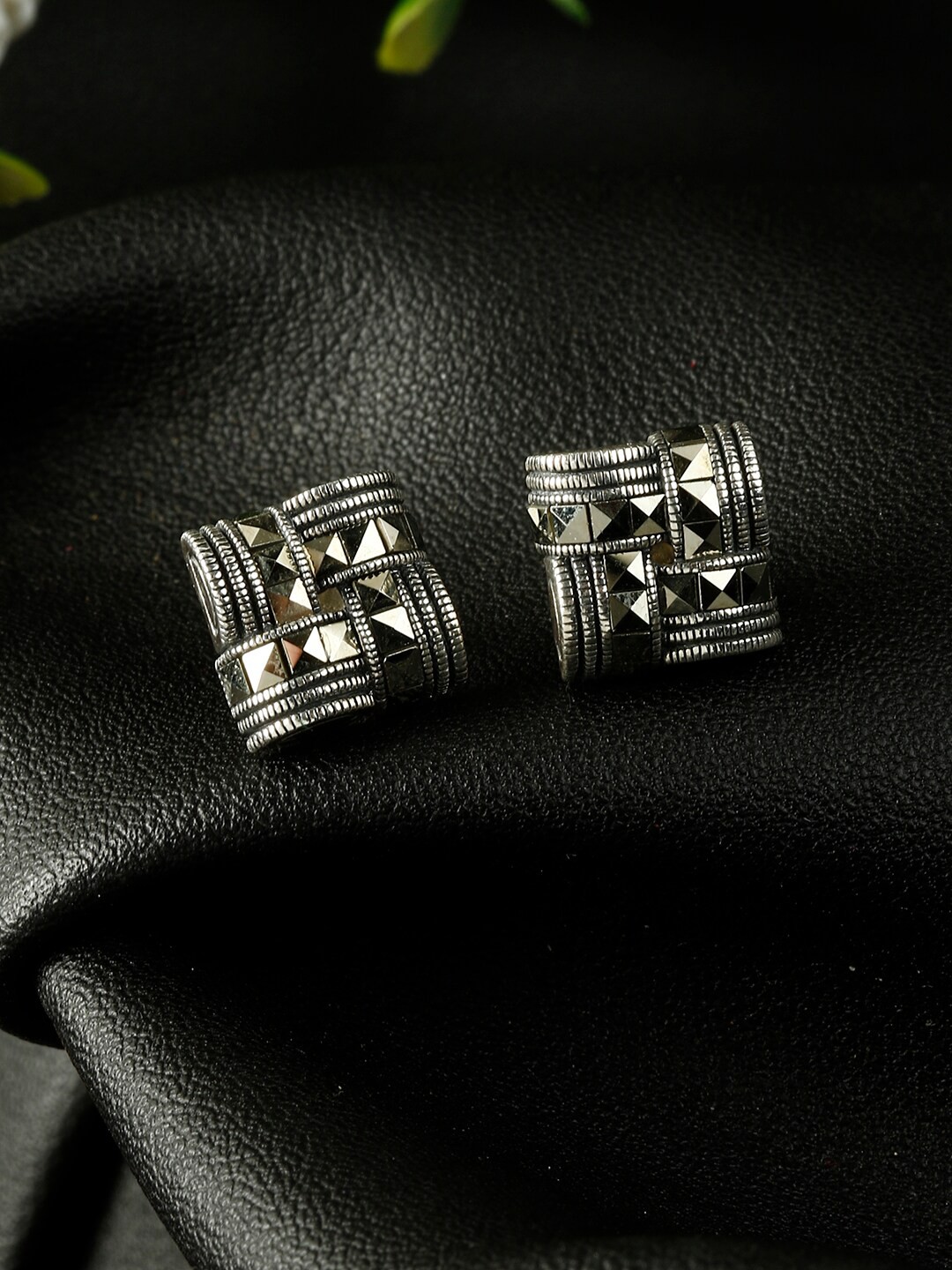 

GIVA 925 Sterling Silver Oxidised Woven Square Studs