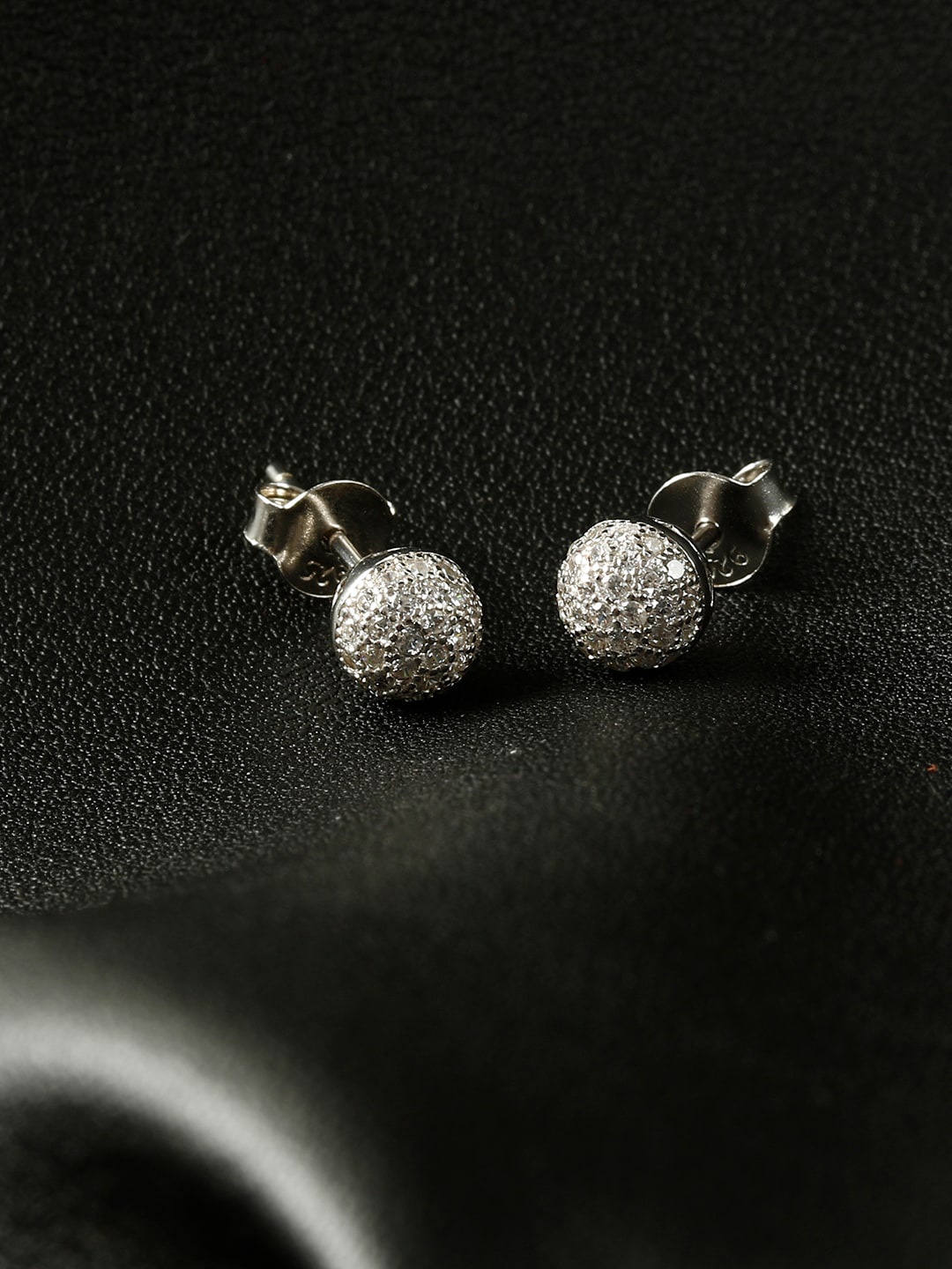 

GIVA Woman 925 Sterling Silver Shimmering Contemporary Studs Earrings