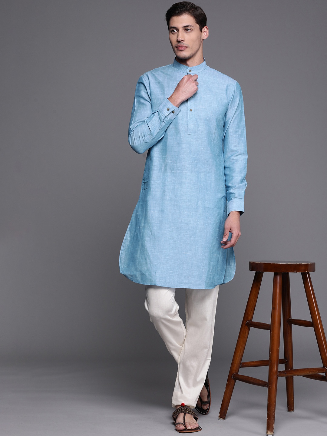 

Manu Men Blue Solid Kurta