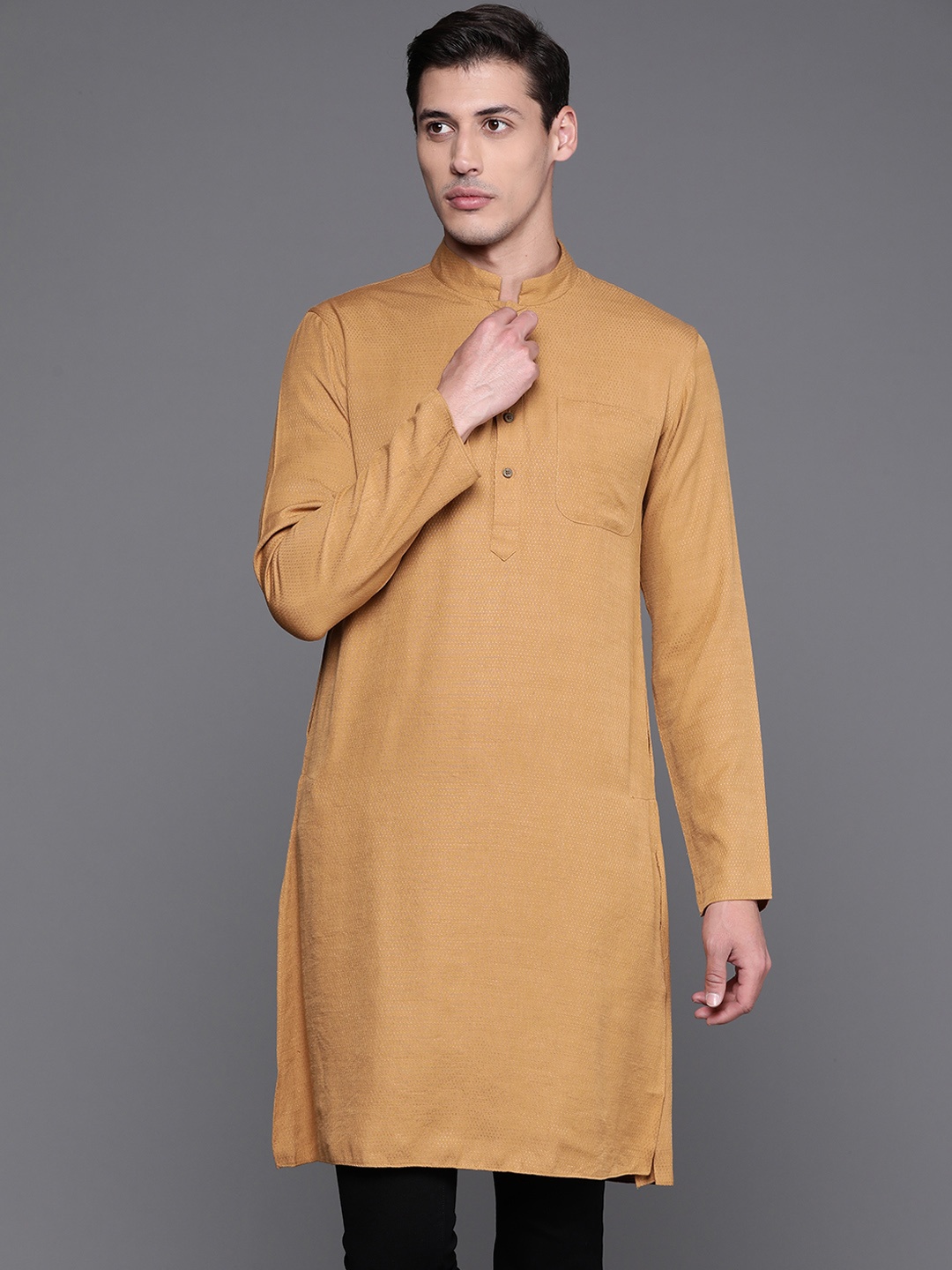 

Manu Men Brown Solid Kurta