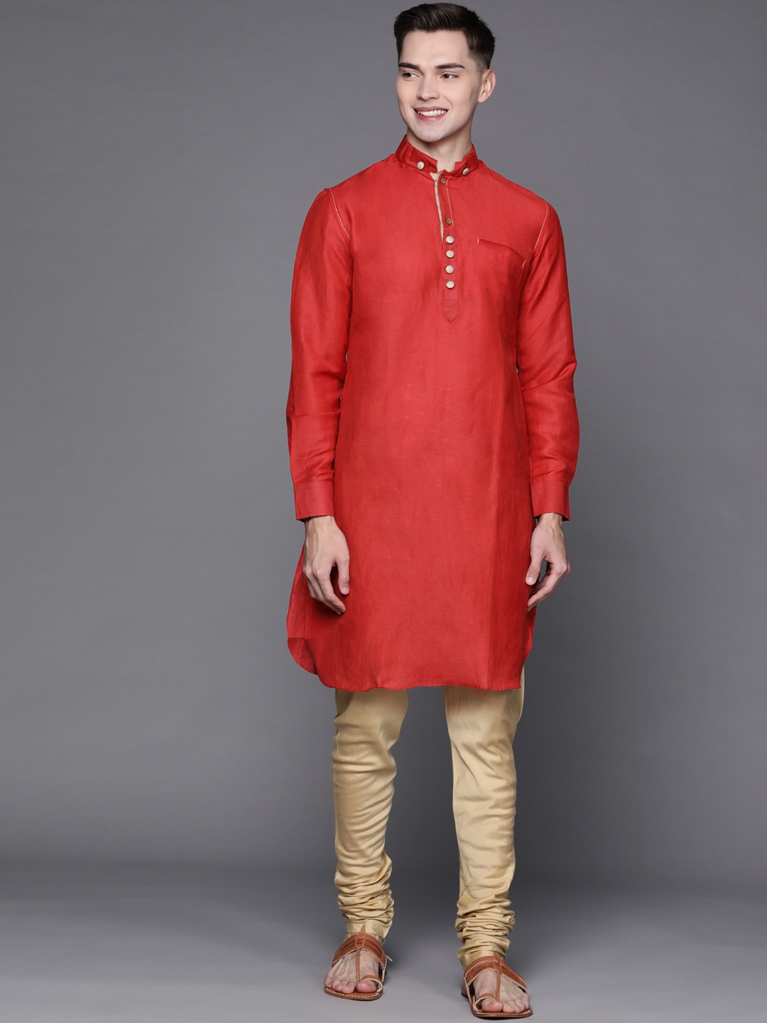 

Manu Men Red Solid Kurta