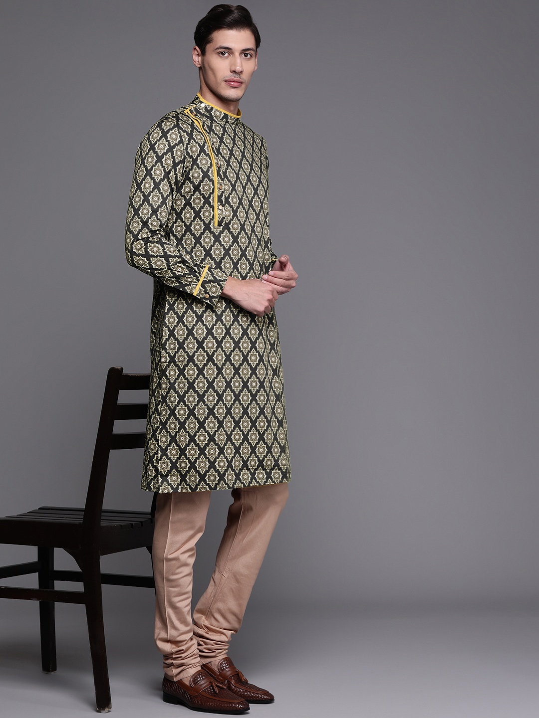 

Manu Men Navy Blue & Yellow Ethnic Motifs Printed Kurta