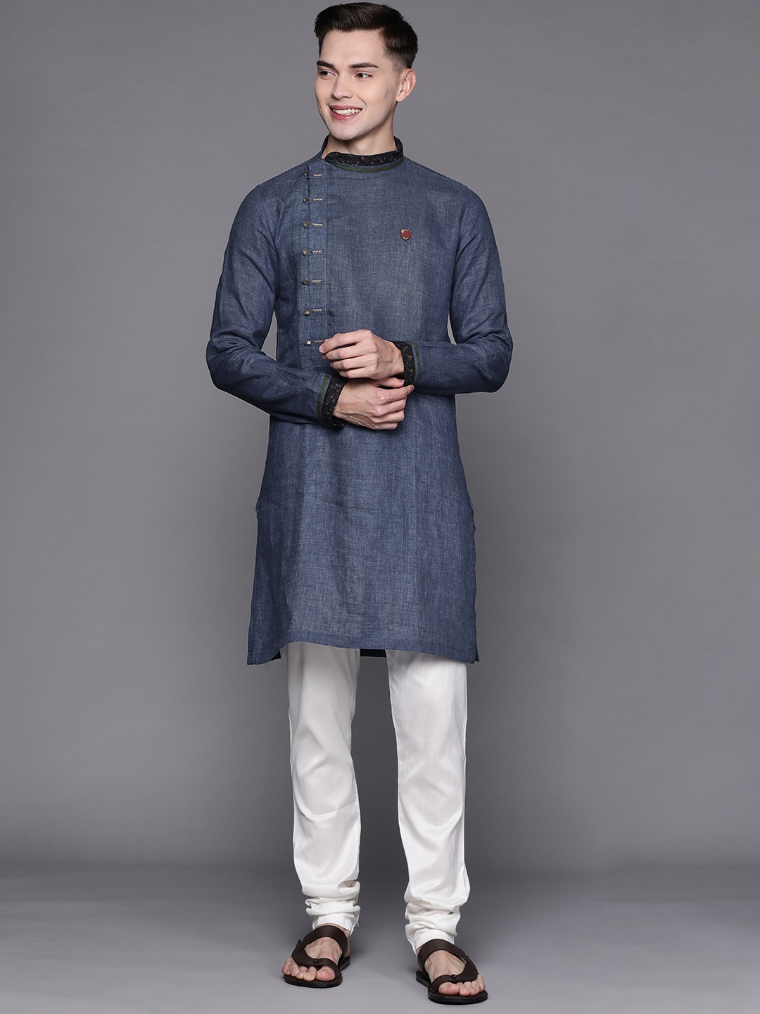 

Manu Men Navy Blue Solid Straight Kurta