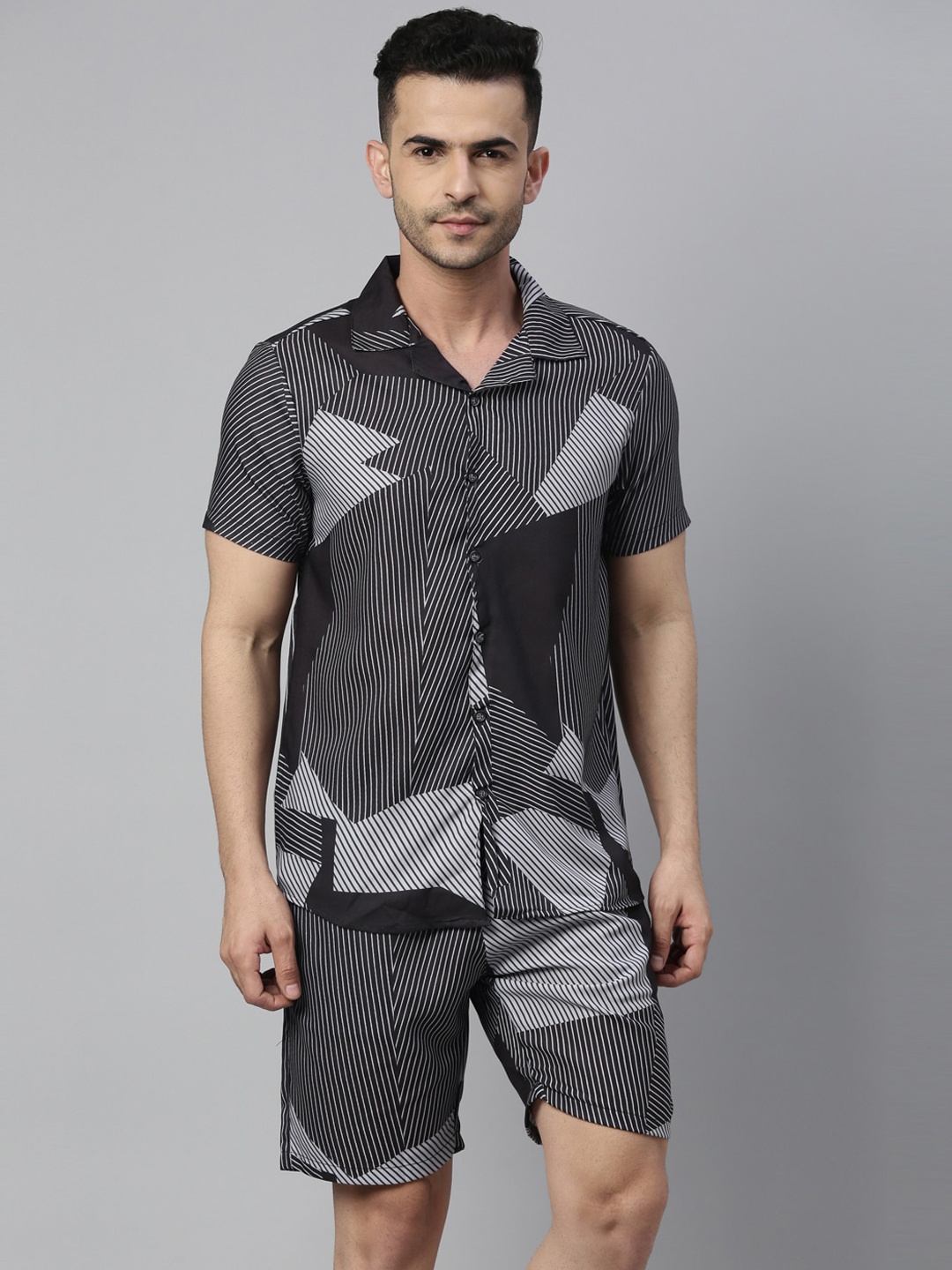 

Bushirt Men Grey & Black Printed Night suit