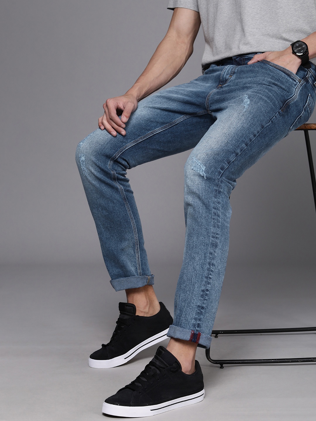 

Ducati Men Blue Slim Fit Mildly Distressed Heavy Fade Stretchable Jeans
