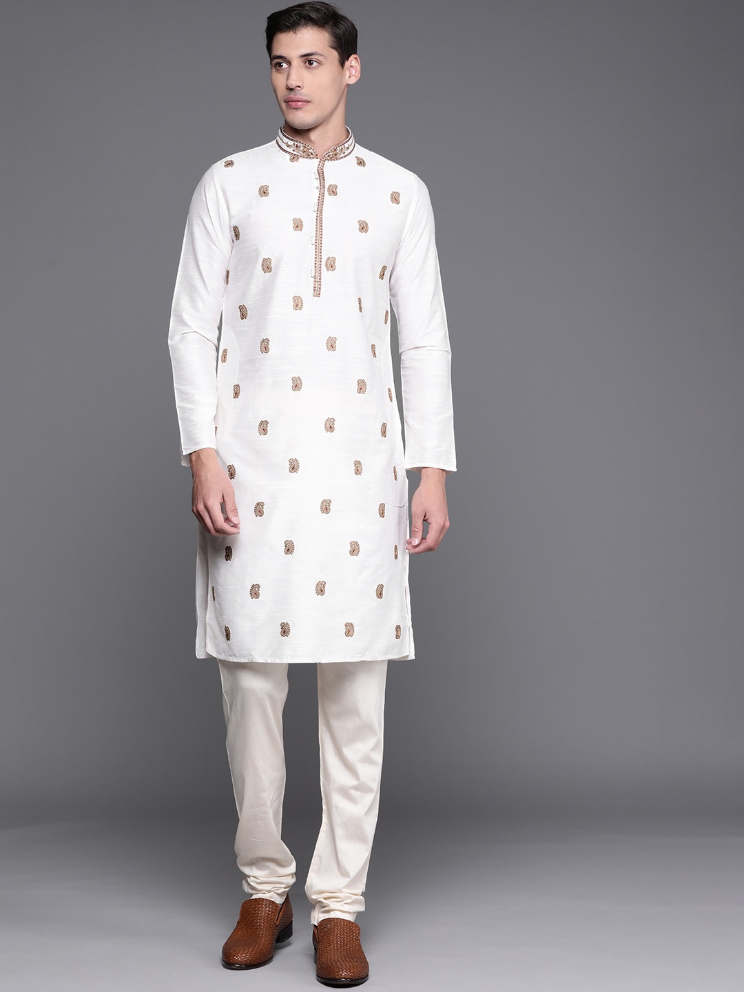 

Manu Men Off White Paisley Printed Kurta with Churidar