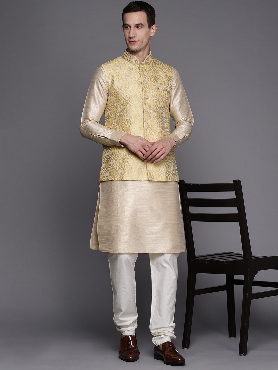 

Manu Men Cream-Coloured Solid Kurta with Churidar & Jacket
