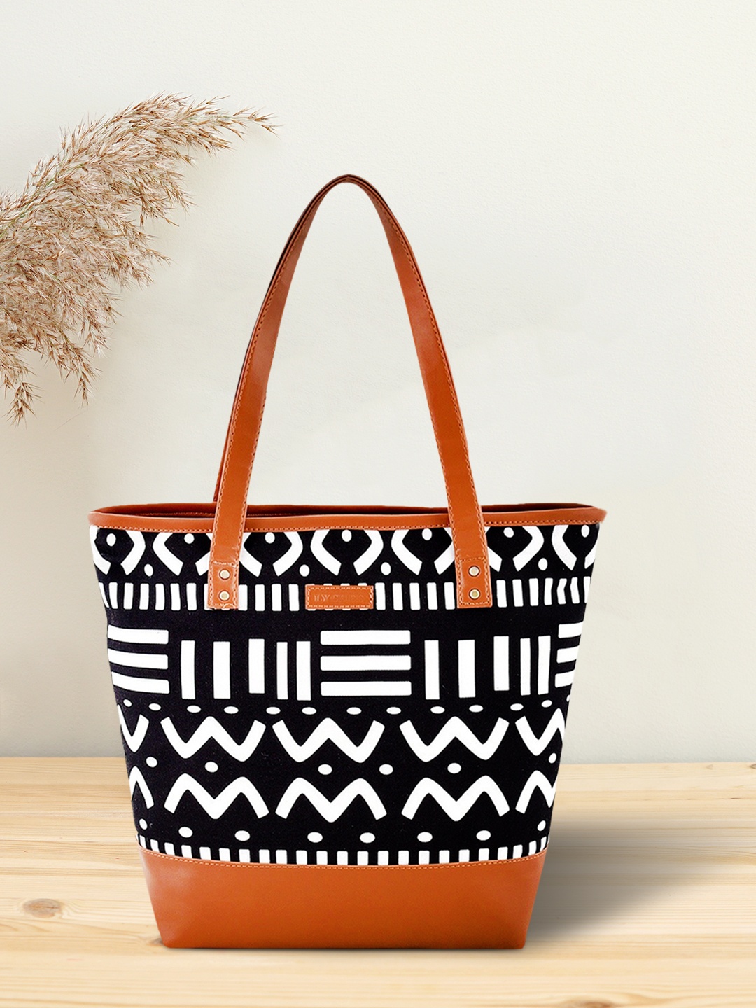 

Lychee bags Black Geometric Printed Structured Tote Bag