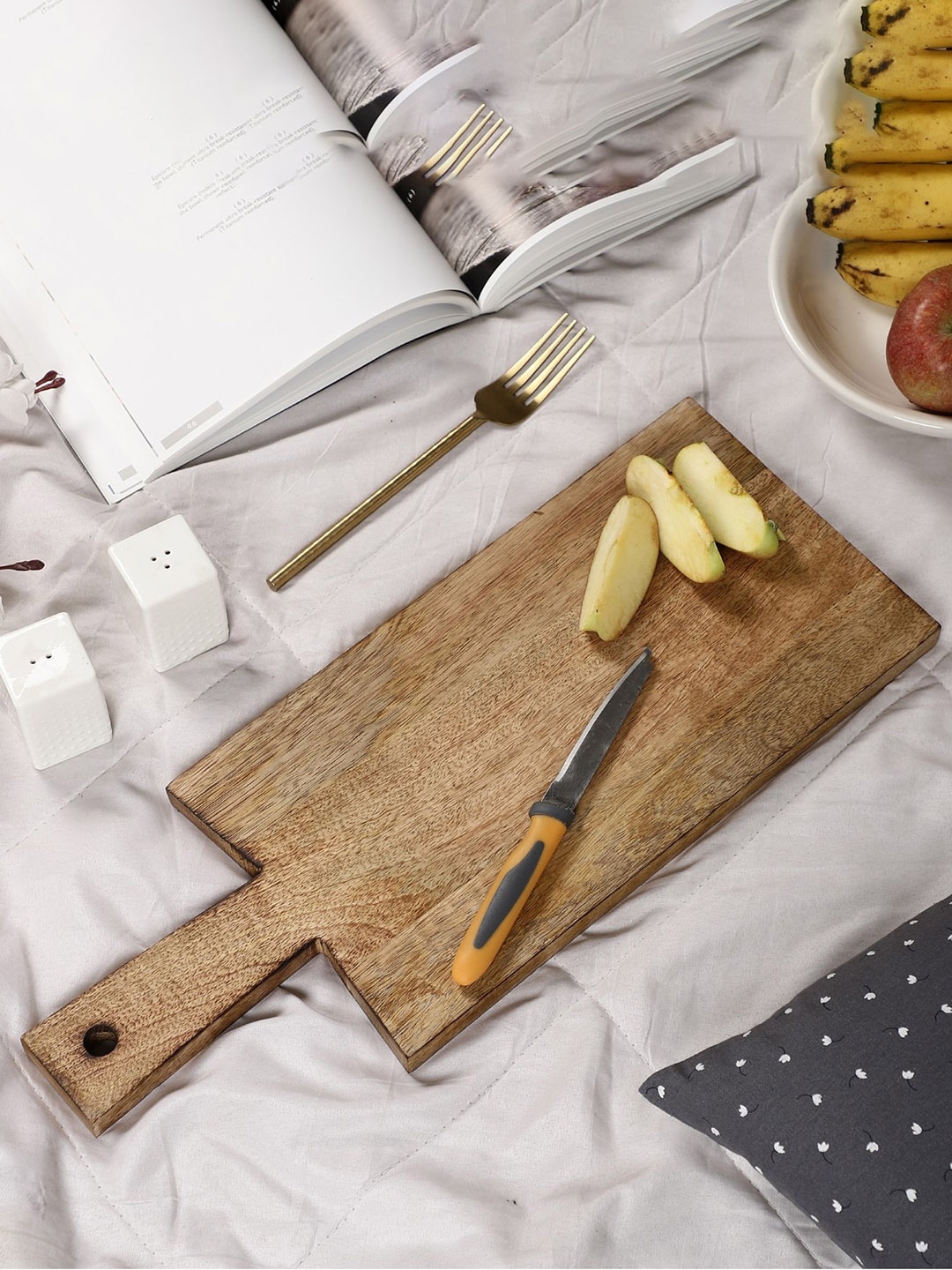 

The Decor Mart Brown Solid Rectangular Wooden Chopping Board with Handle
