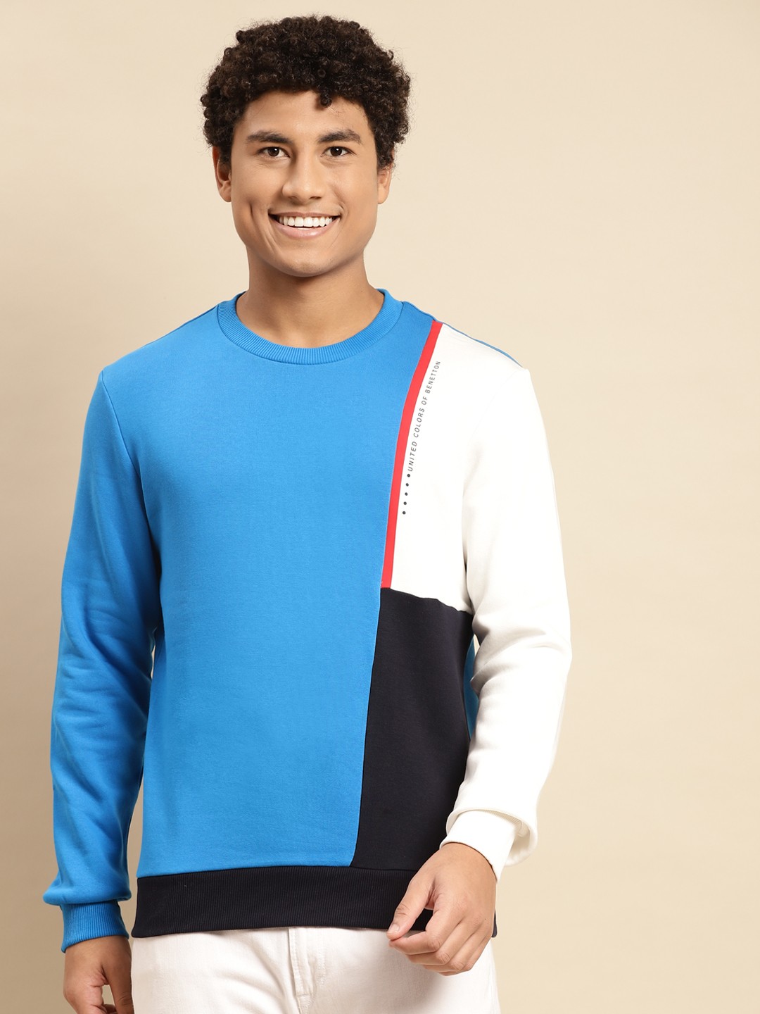 

United Colors of Benetton Men Blue Colourblocked Sweatshirt