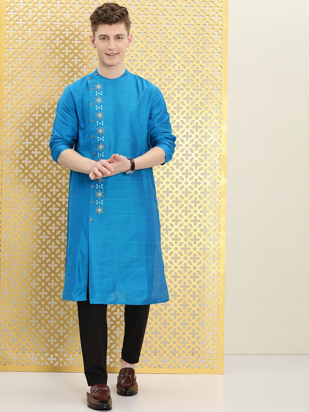 

Ode by House of Pataudi Men Blue & Black Embroidered Rozana Kurta with Trousers