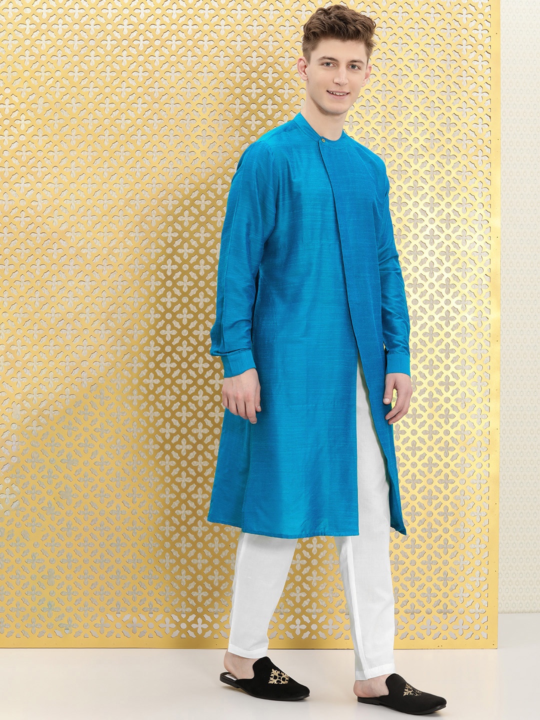 

Ode by House of Pataudi Men Blue & White High Front Slit Rozana Kurta with Trousers