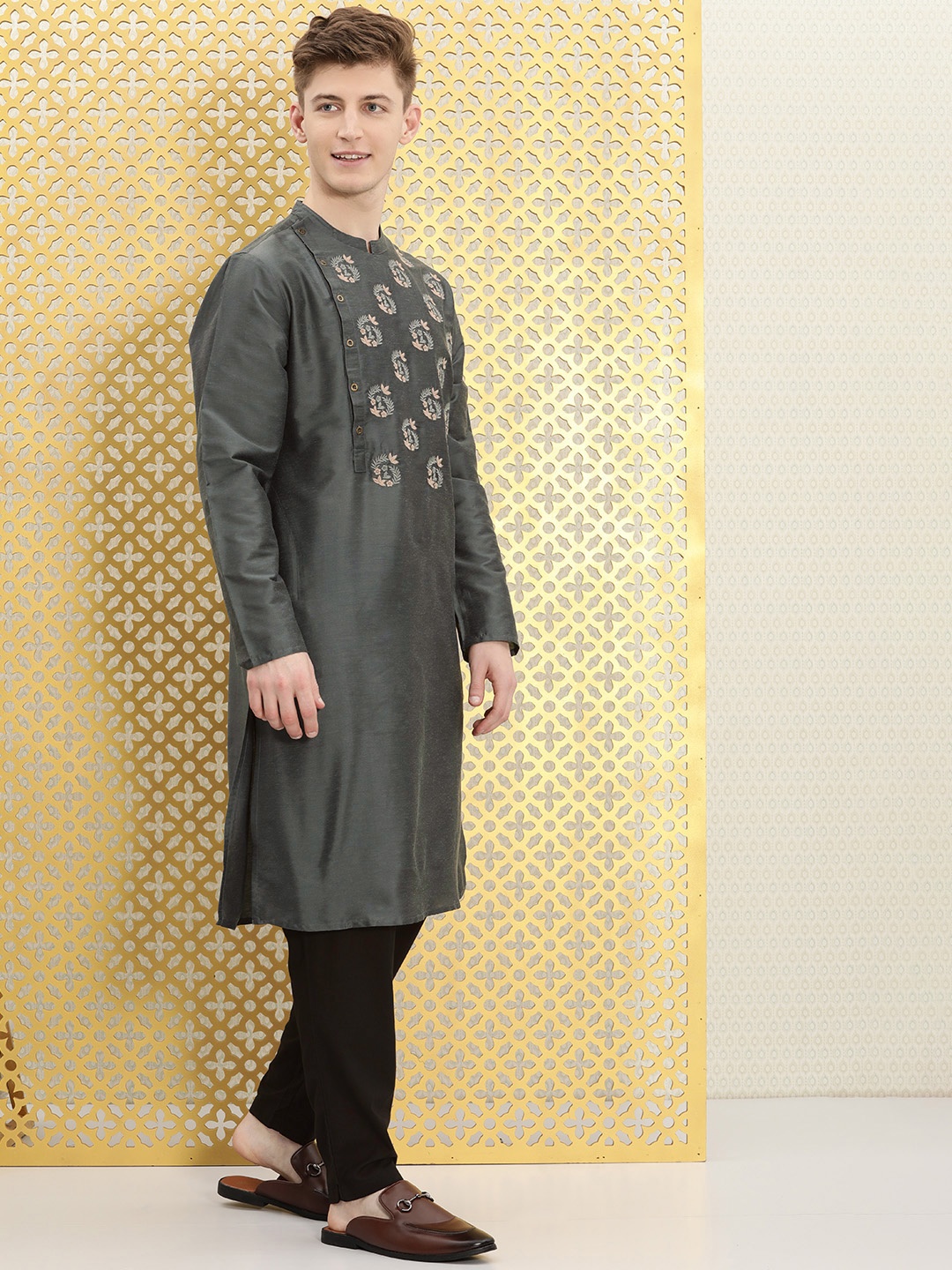 

Ode by House of Pataudi Men Grey &Black Embroidered Jashn Kurta with Trousers
