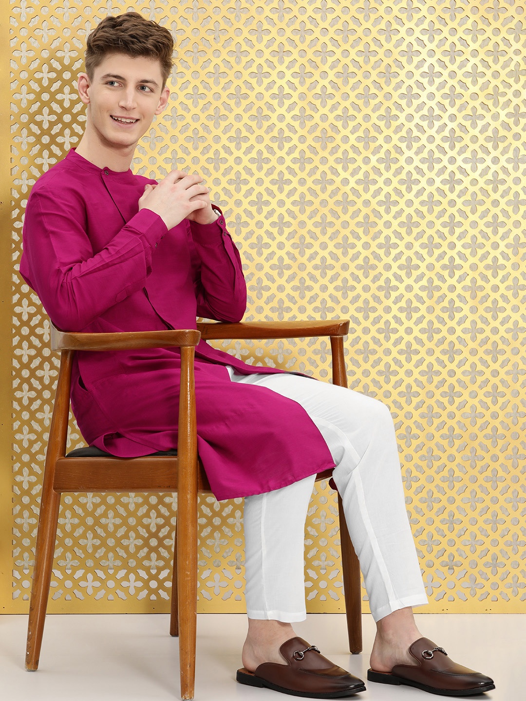 

Ode by House of Pataudi Men Magenta & White Solid High Slit Rozana Kurta with Trousers