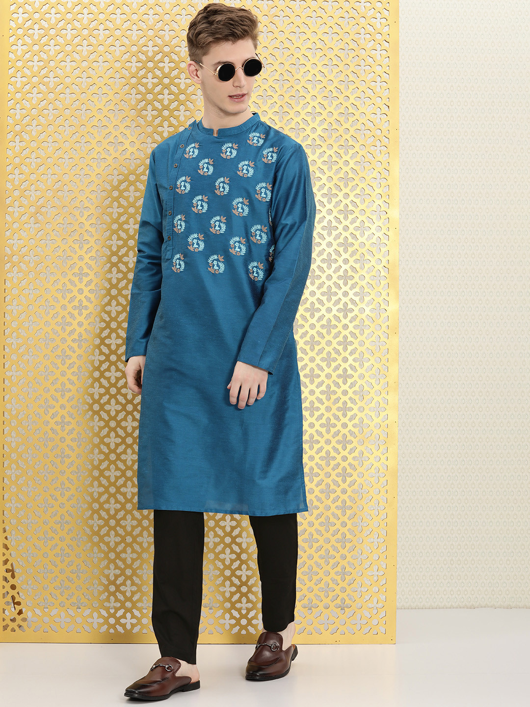 

Ode by House of Pataudi Men Blue & Black Embroidered Jashn Kurta with Trousers