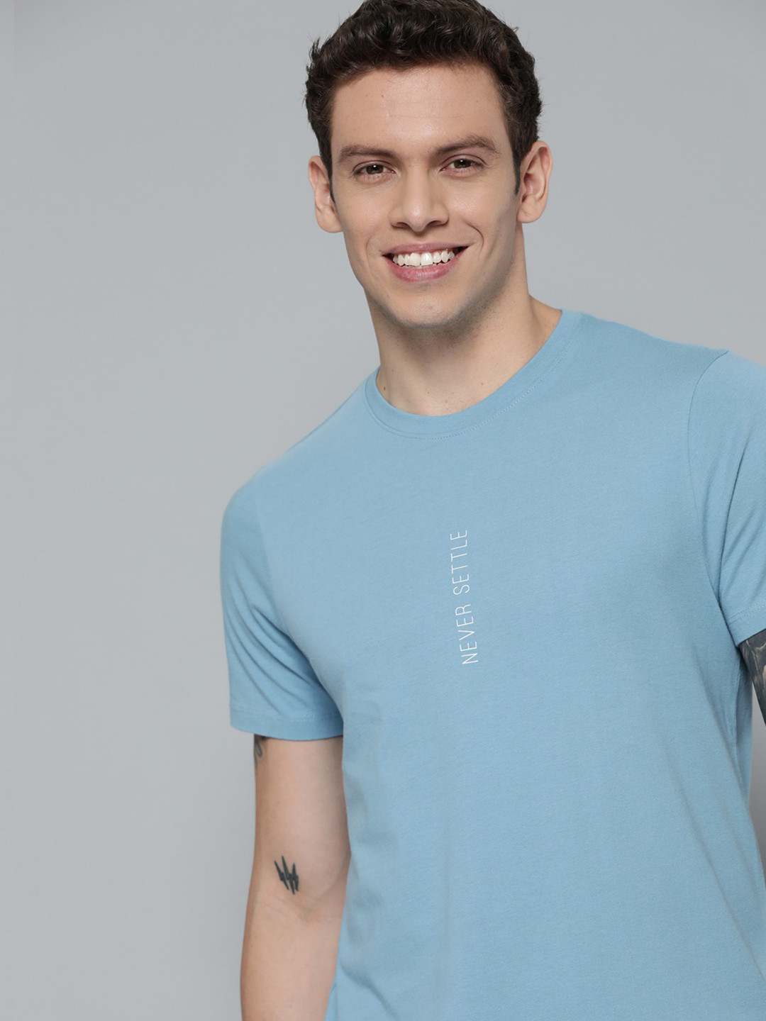 

Mast & Harbour Men Blue Solid Pure Cotton T-shirt