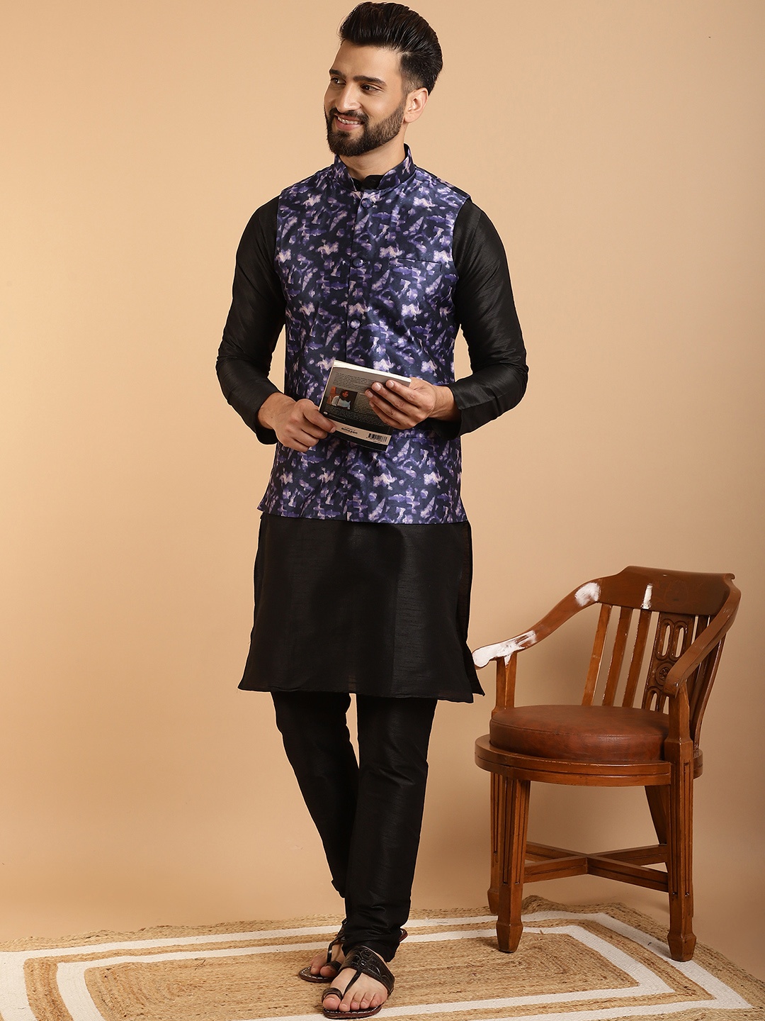 

SOJANYA Men Black Solid Kurta with Churidar & Nehru Jacket