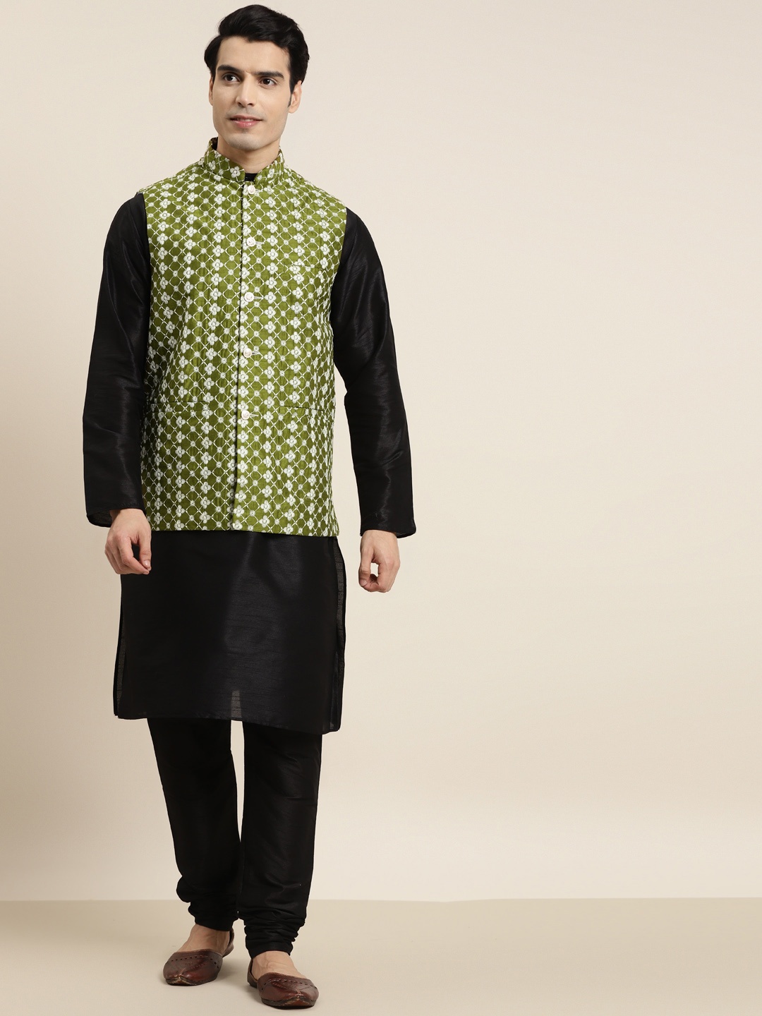 

SOJANYA Men Black & Green Kurta with Pyjamas & Embroidered Nehru Jacket