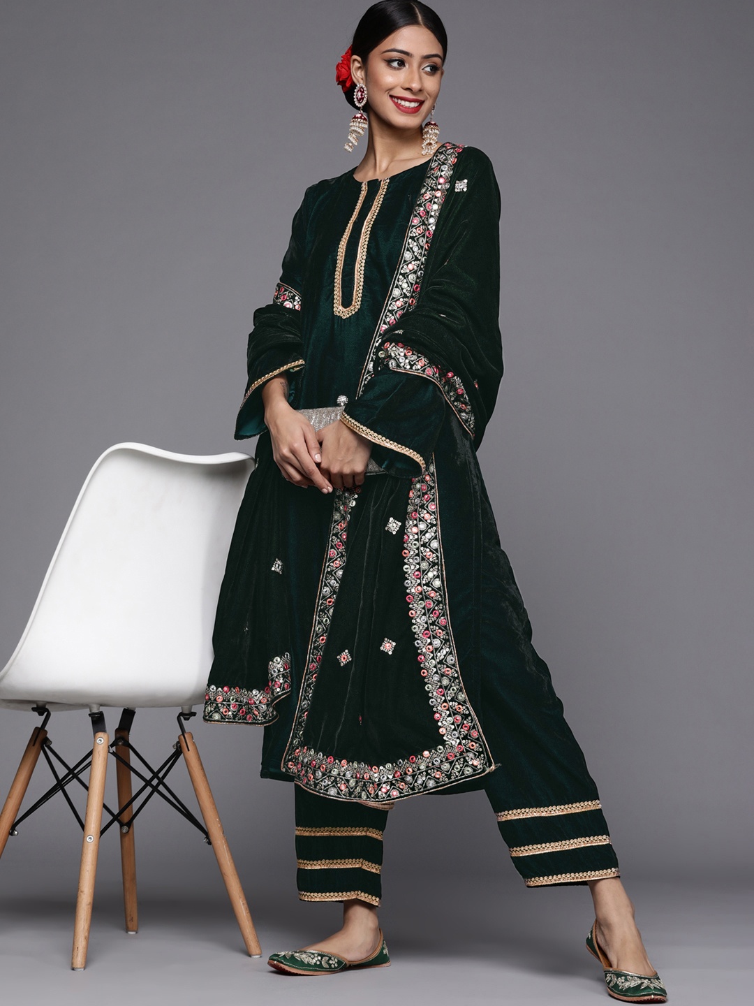 

Libas Women Green & Gold Solid Gotta Patti Velvet Straight Kurta Trousers & Dupatta